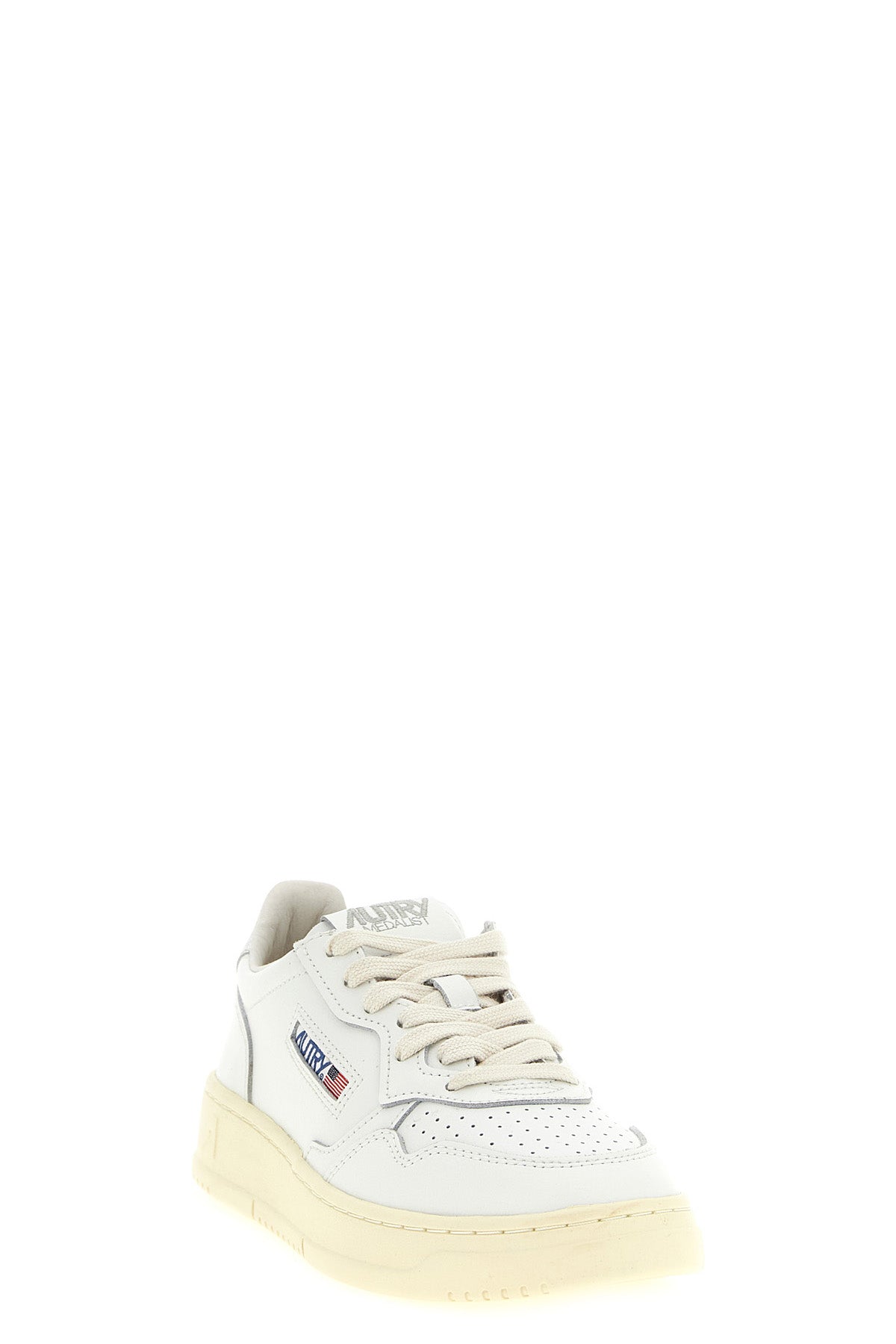 medalist low leather sneaker