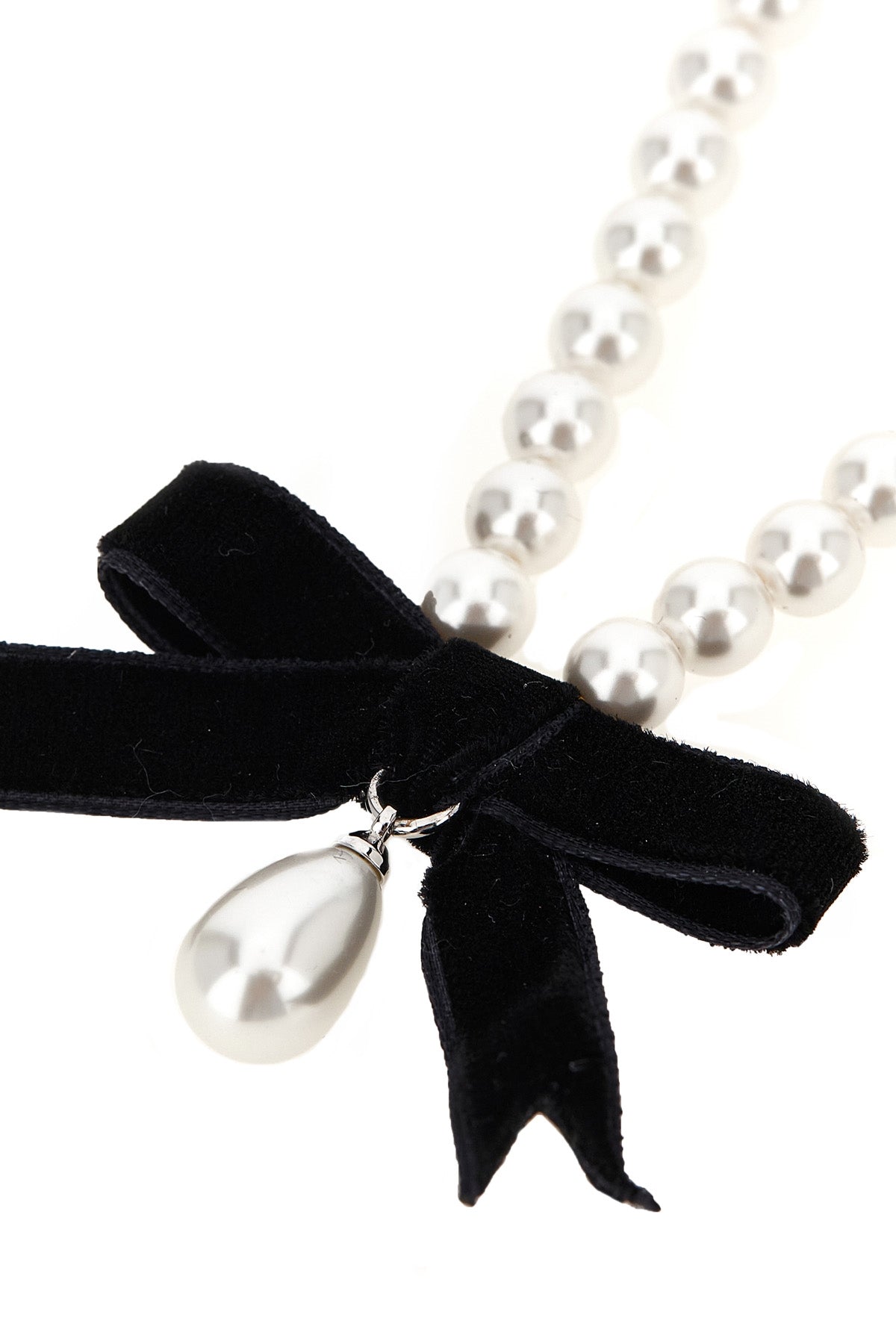 the black bow pearl necklace by self-portrait is structured on a continuous th