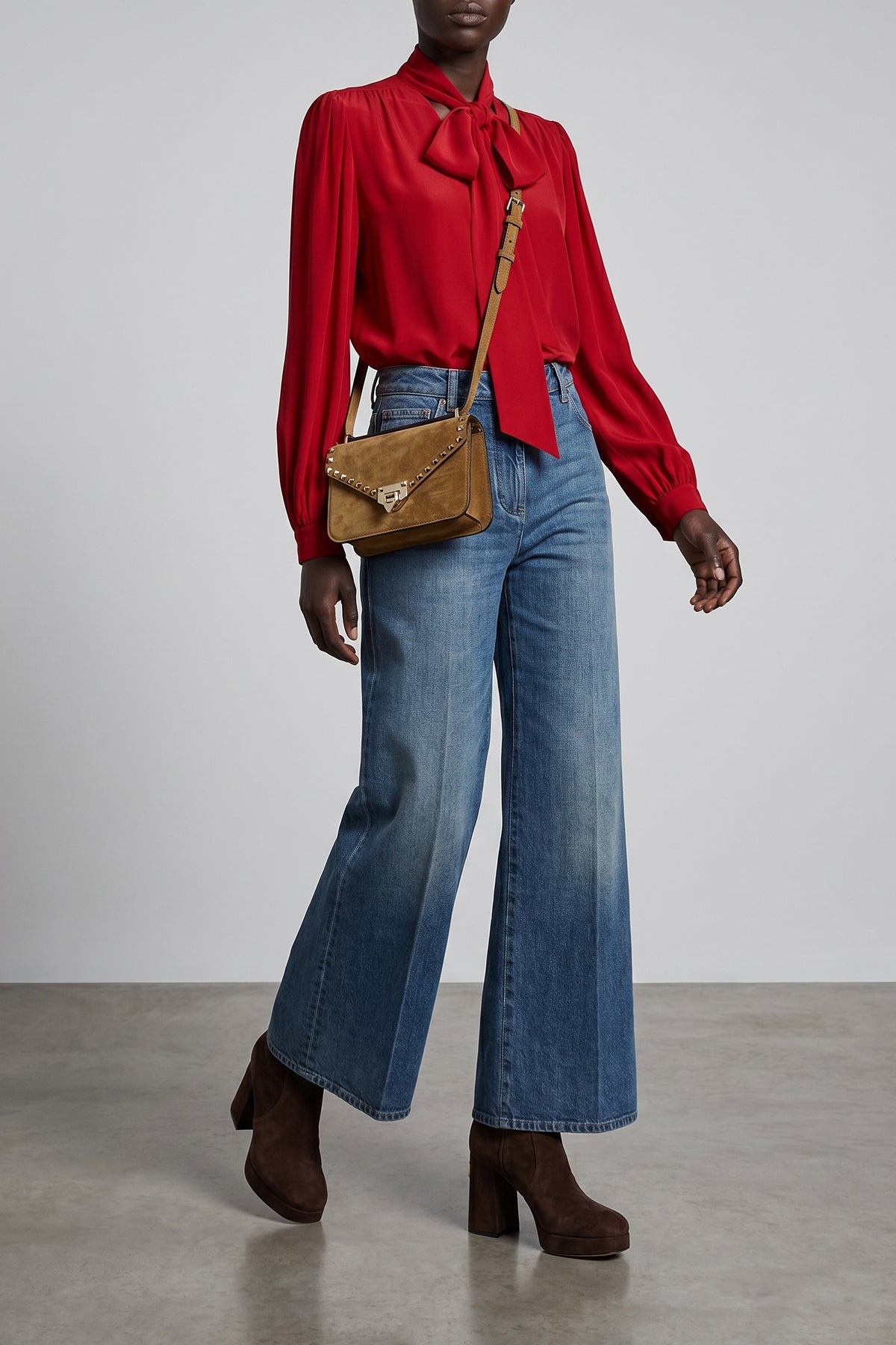 the valentino garavani bow shirt features a fluid tailored silhouette
