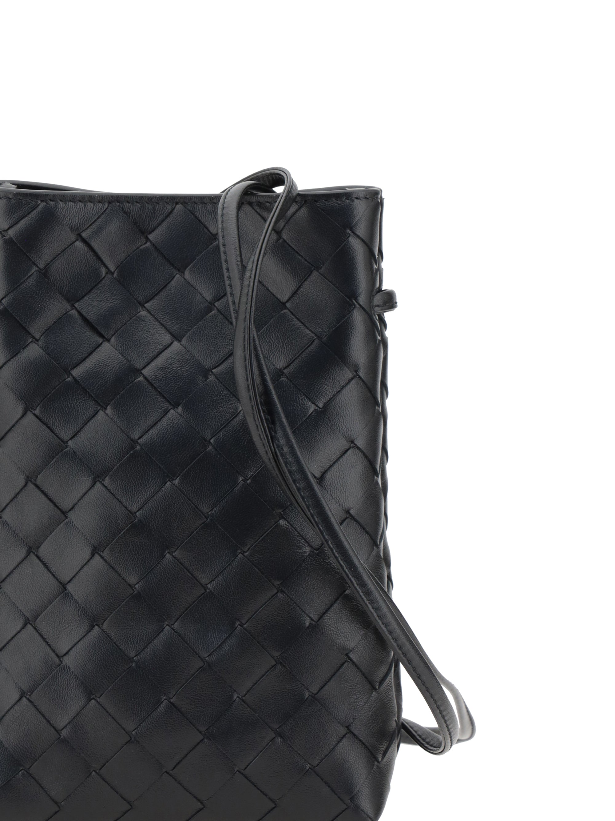 iconic intreccio shoulder bag