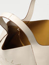 woman's tote bag