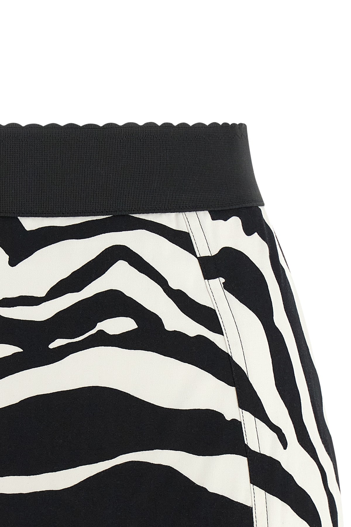 dolce & gabbana shorts redefine the hot-pants silhouette through a decisive sart