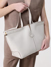 woman's tote bag