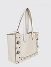 woman's tote bag