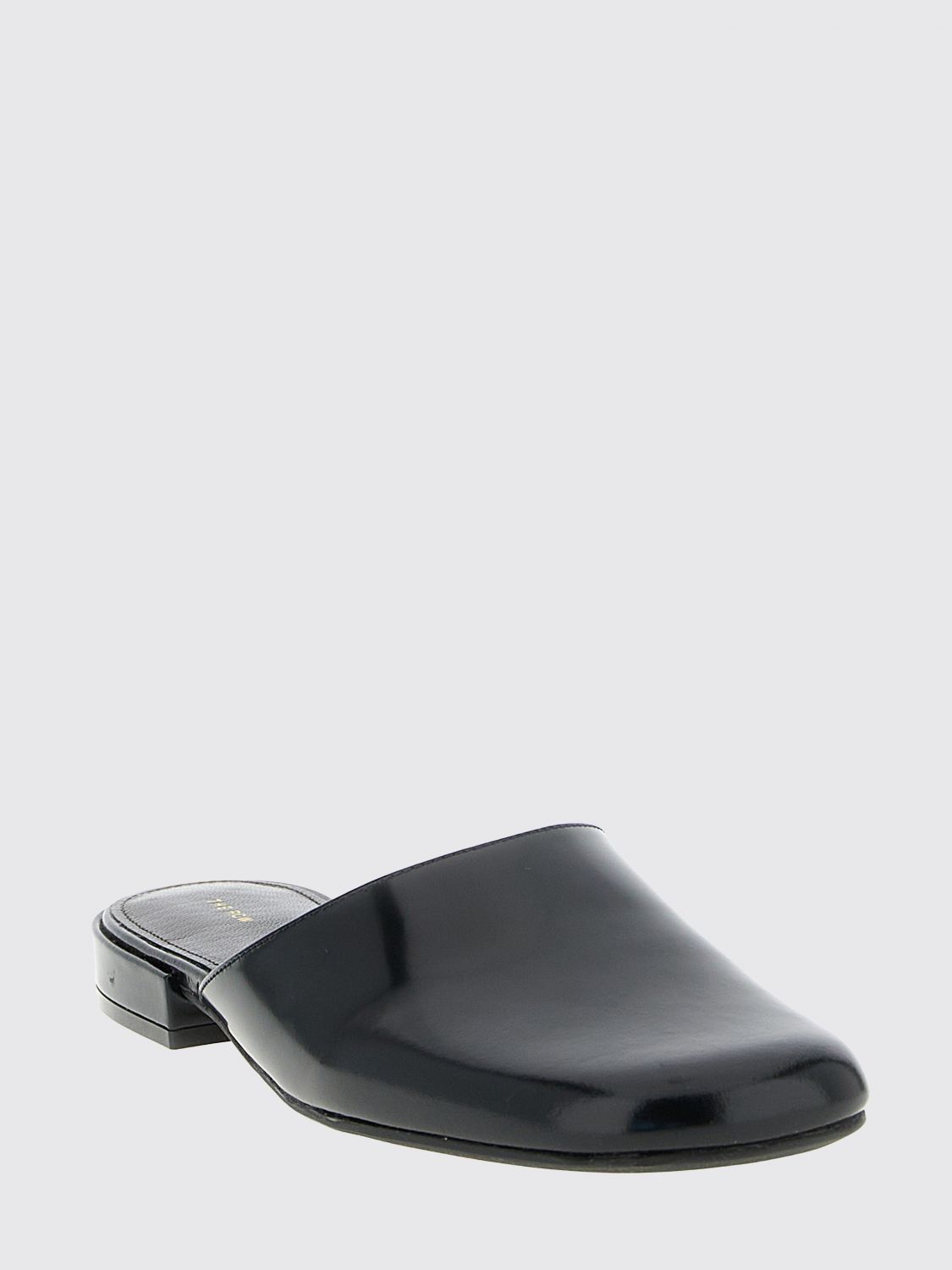 woman's flat shoes