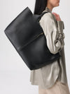 woman's shoulder bag