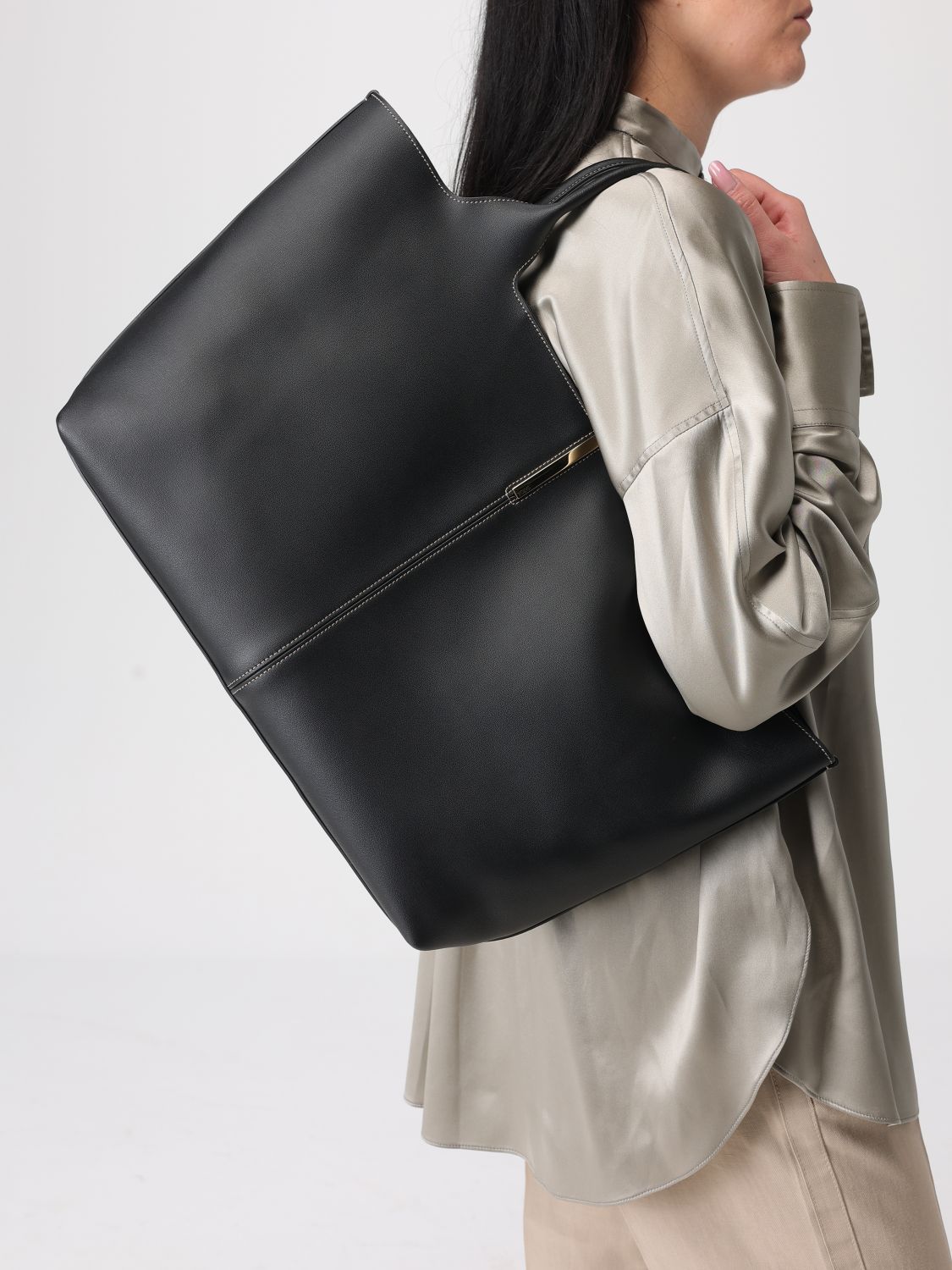 woman's shoulder bag