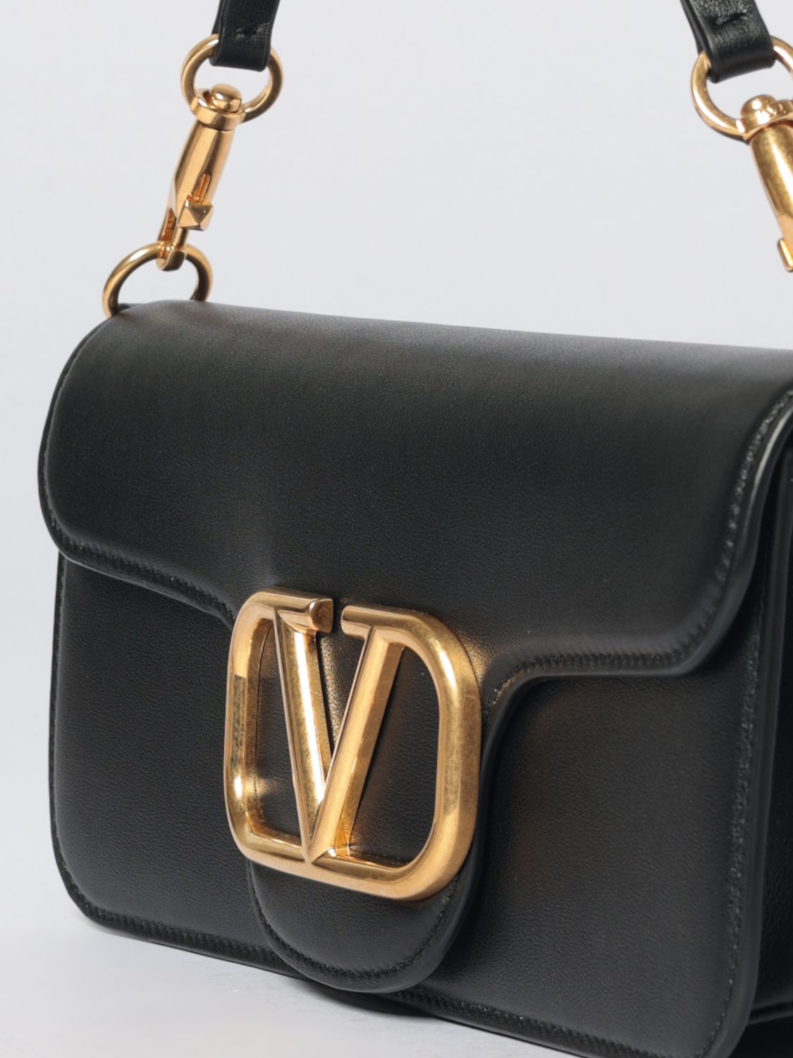 woman's shoulder bag