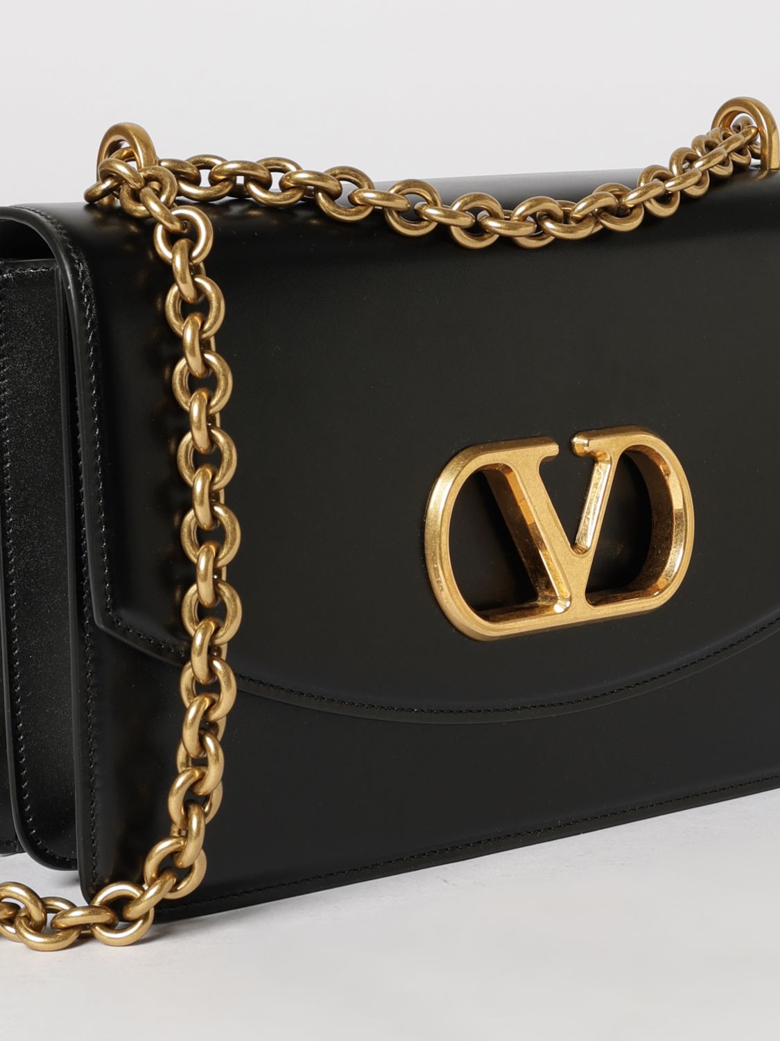 woman's shoulder bag