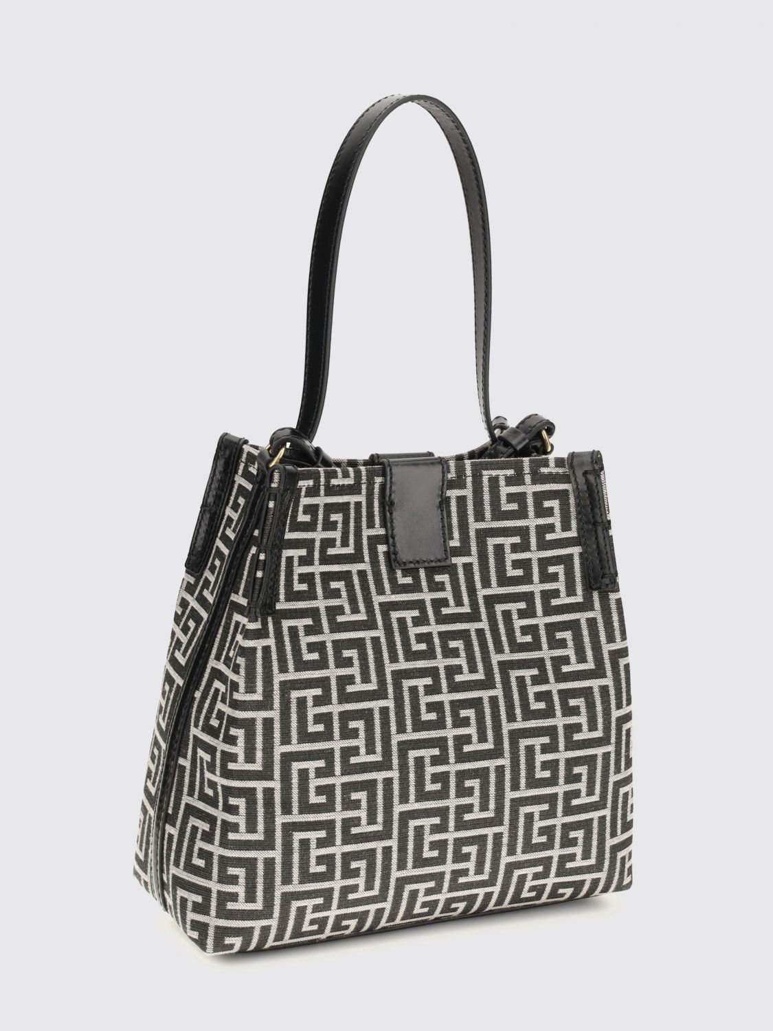 woman's shoulder bag