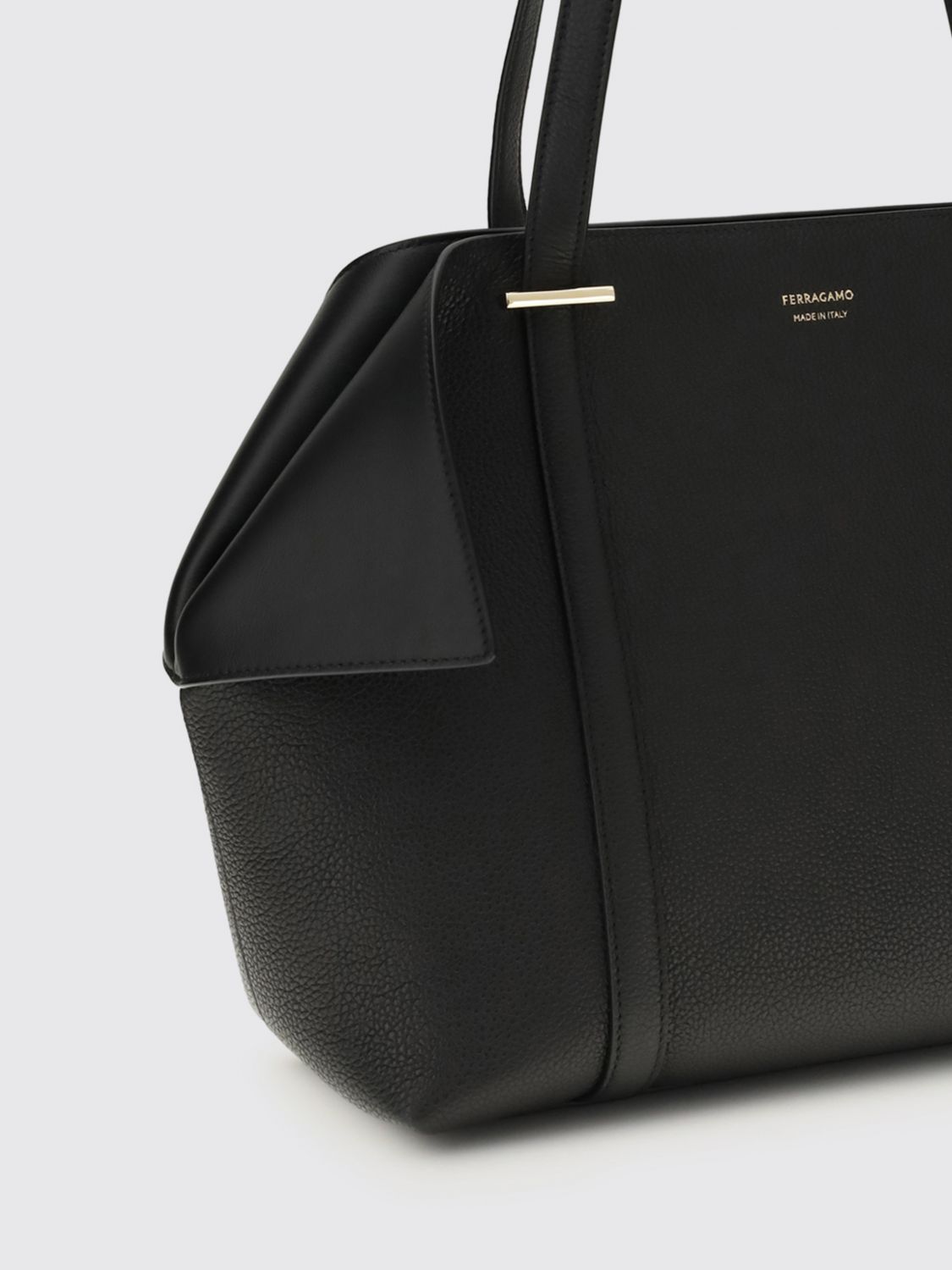 woman's shoulder bag