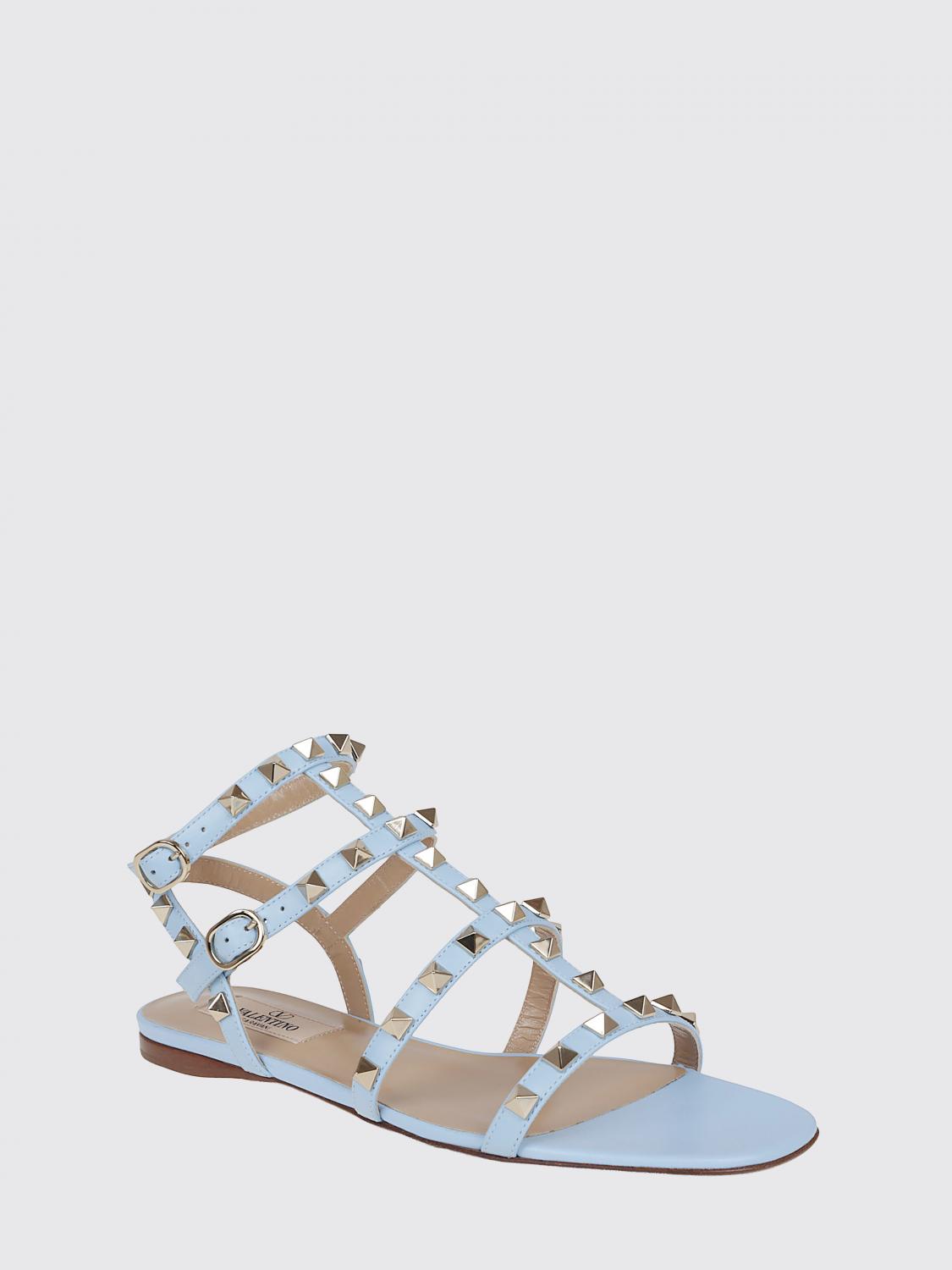 rockstud low-heeled t-strap sandals in calfskin