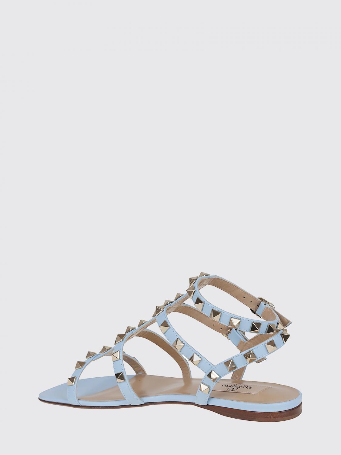 rockstud low-heeled t-strap sandals in calfskin