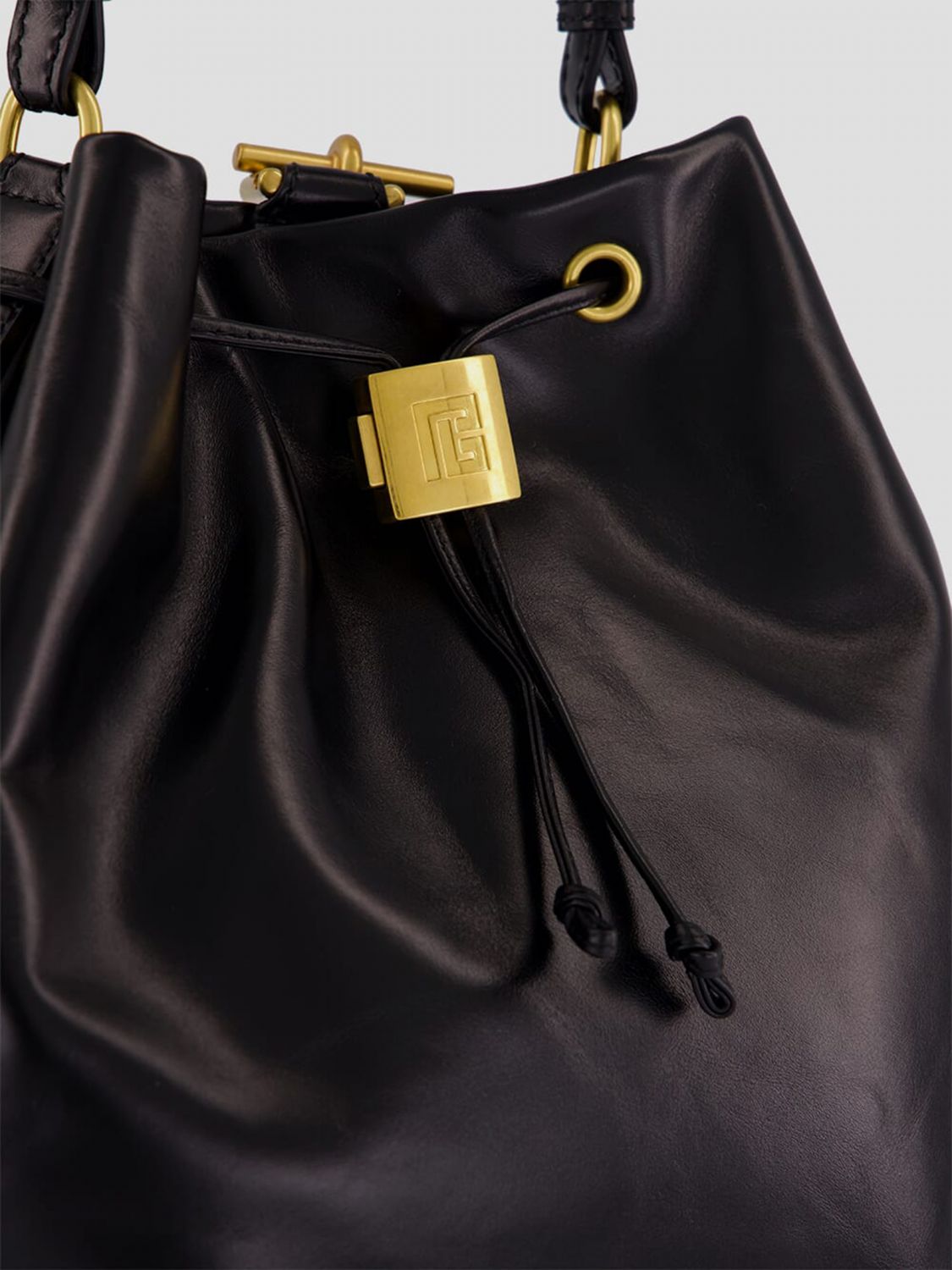 woman's shoulder bag