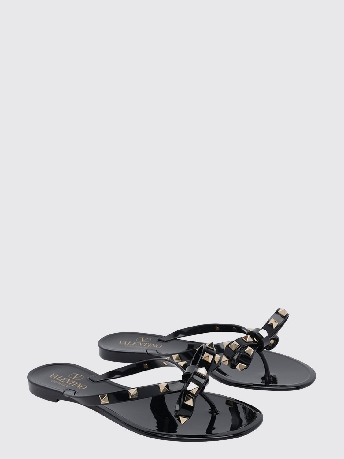 rockstud rubber thong sandals with studs and bow detail