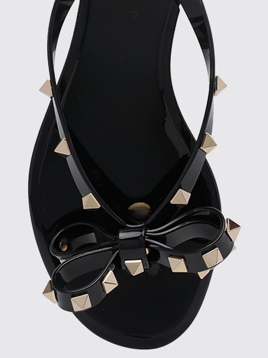 rockstud rubber thong sandals with studs and bow detail