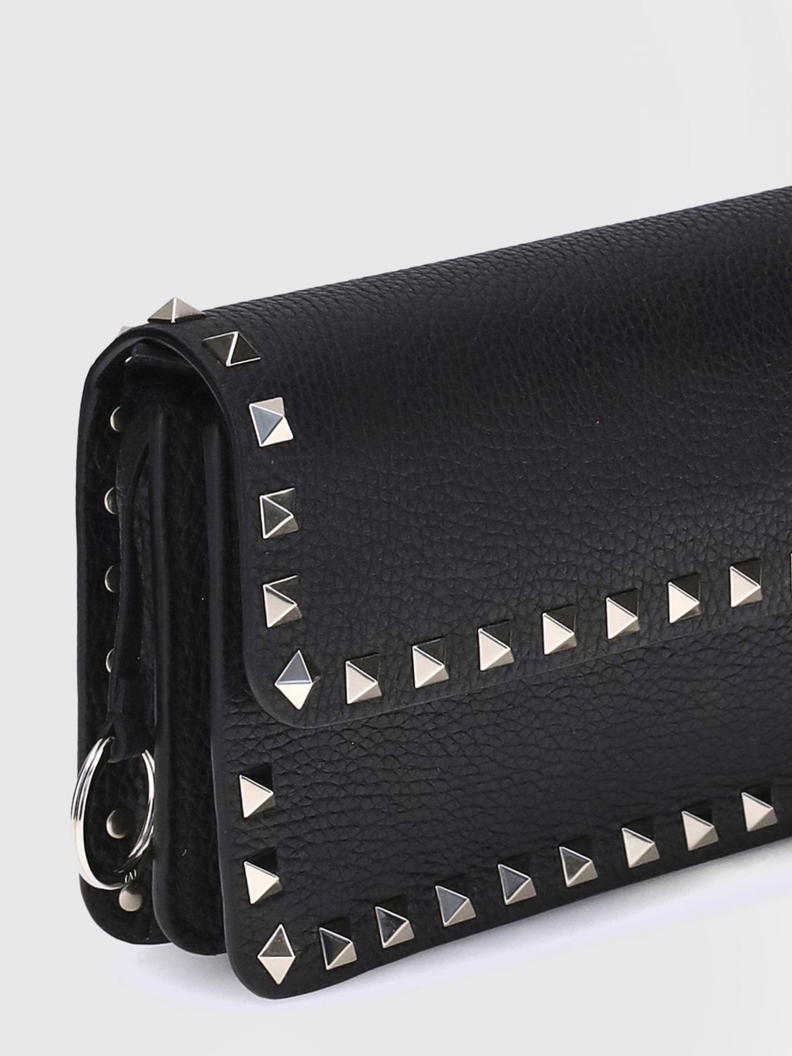 rockstud wallet on chain in grained calfskin with studs