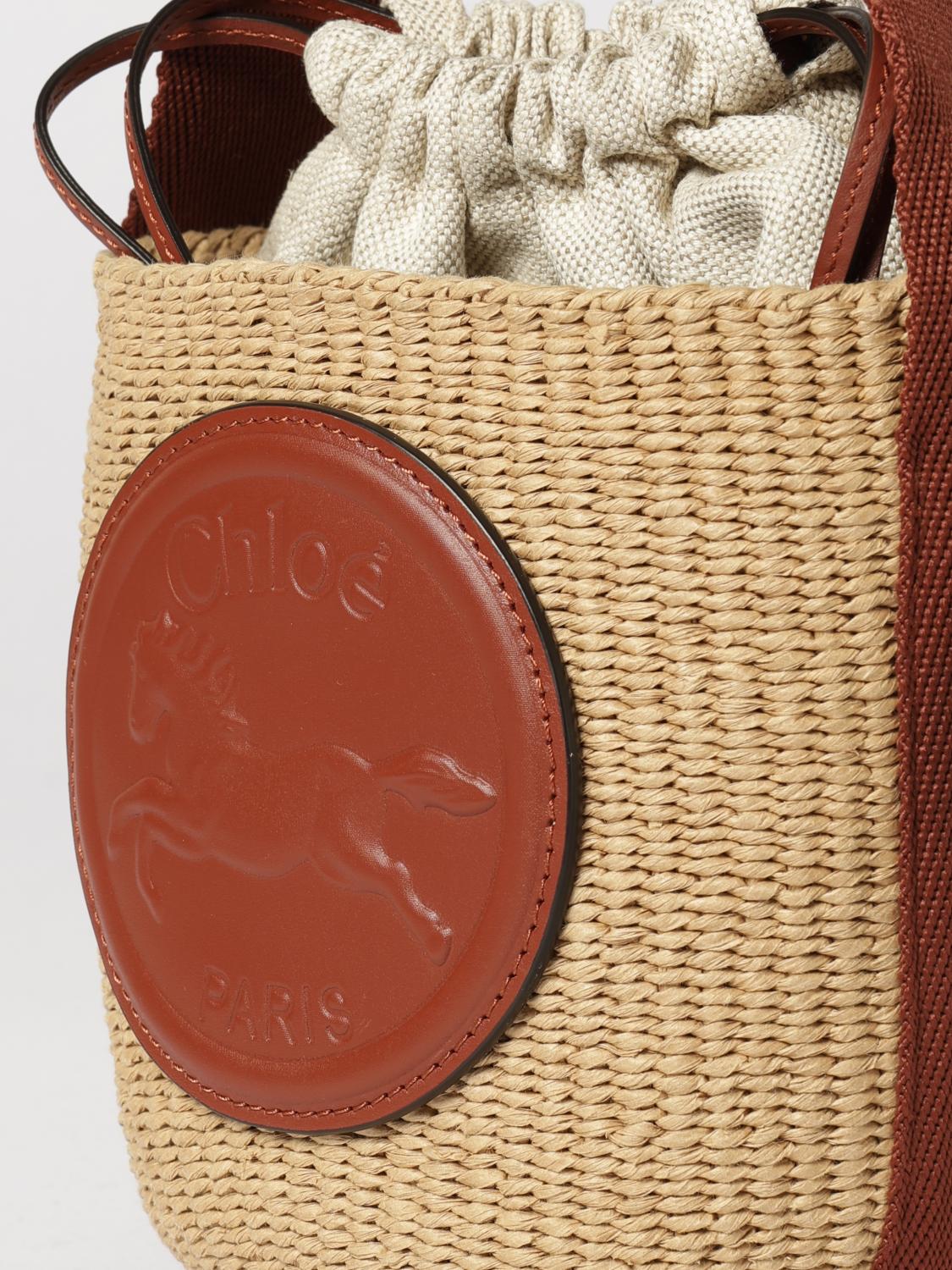horse medal mini bucket bag chloé in two-colour raffia with shoulder strap