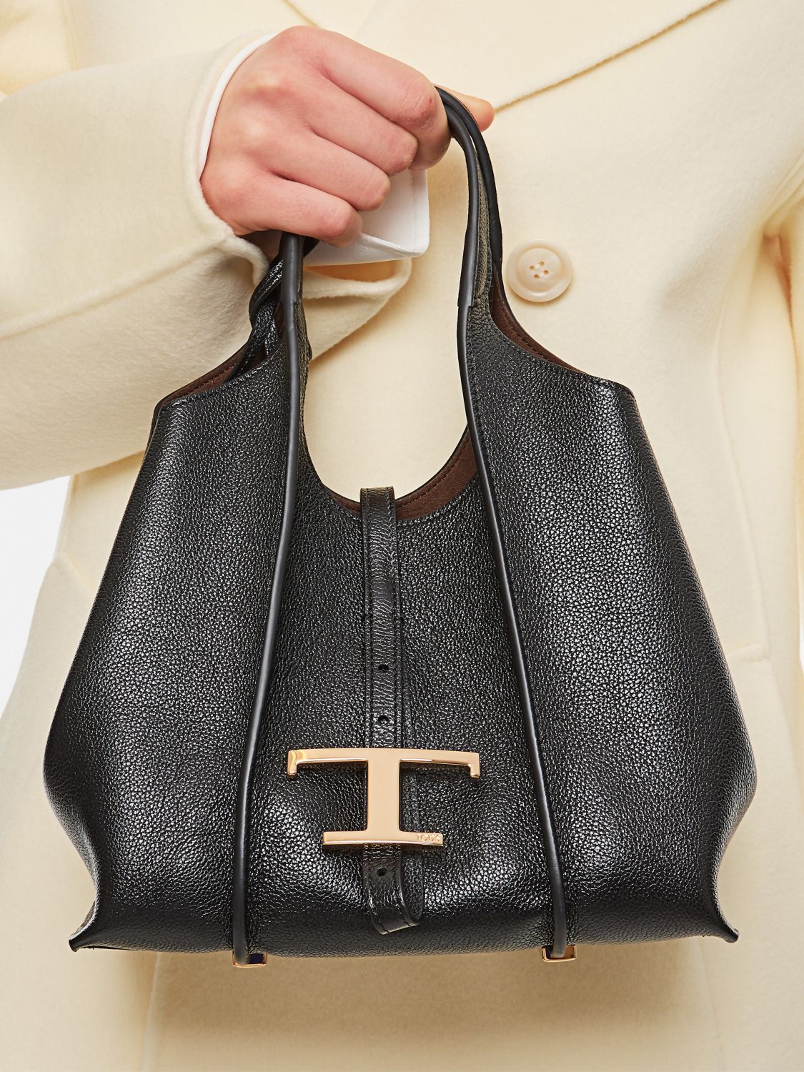 t timeless shoulder bag in grained calf leather with metal logo