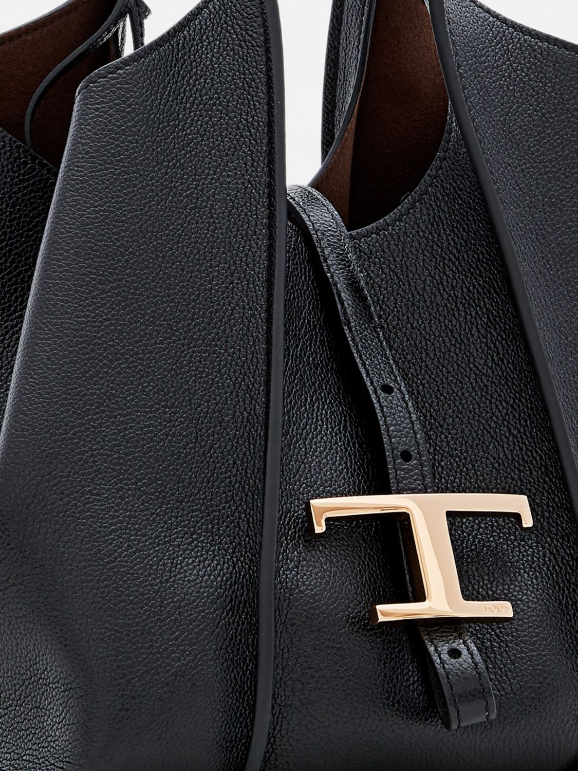 t timeless shoulder bag in grained calf leather with metal logo