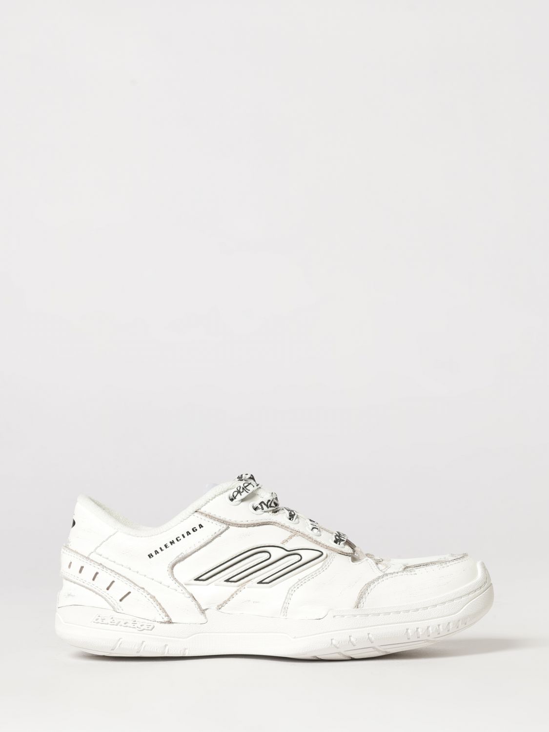 hamptons low-top sneakers in worn-effect leather with logo