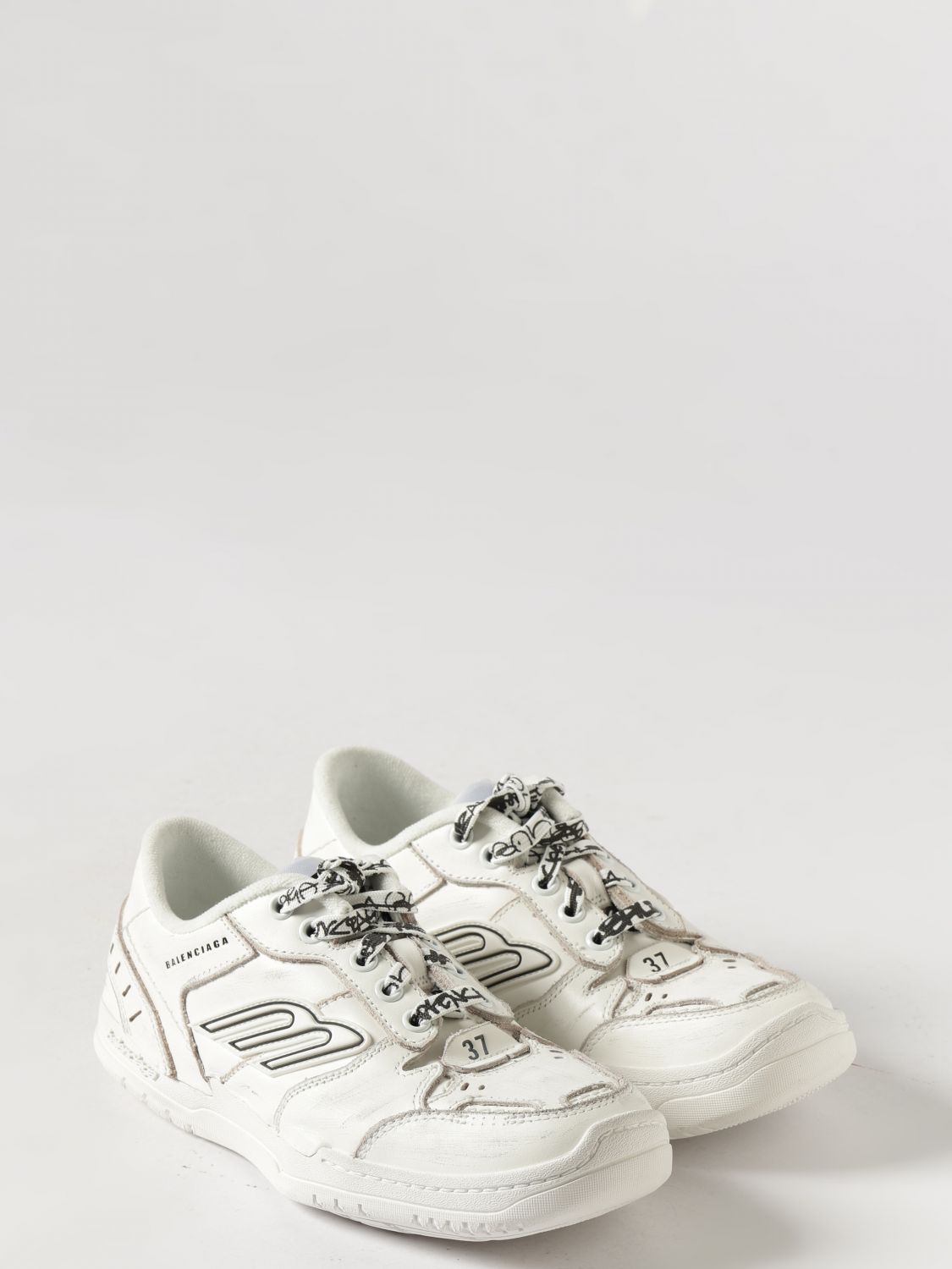 hamptons low-top sneakers in worn-effect leather with logo