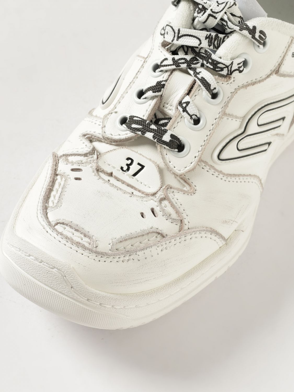 hamptons low-top sneakers in worn-effect leather with logo