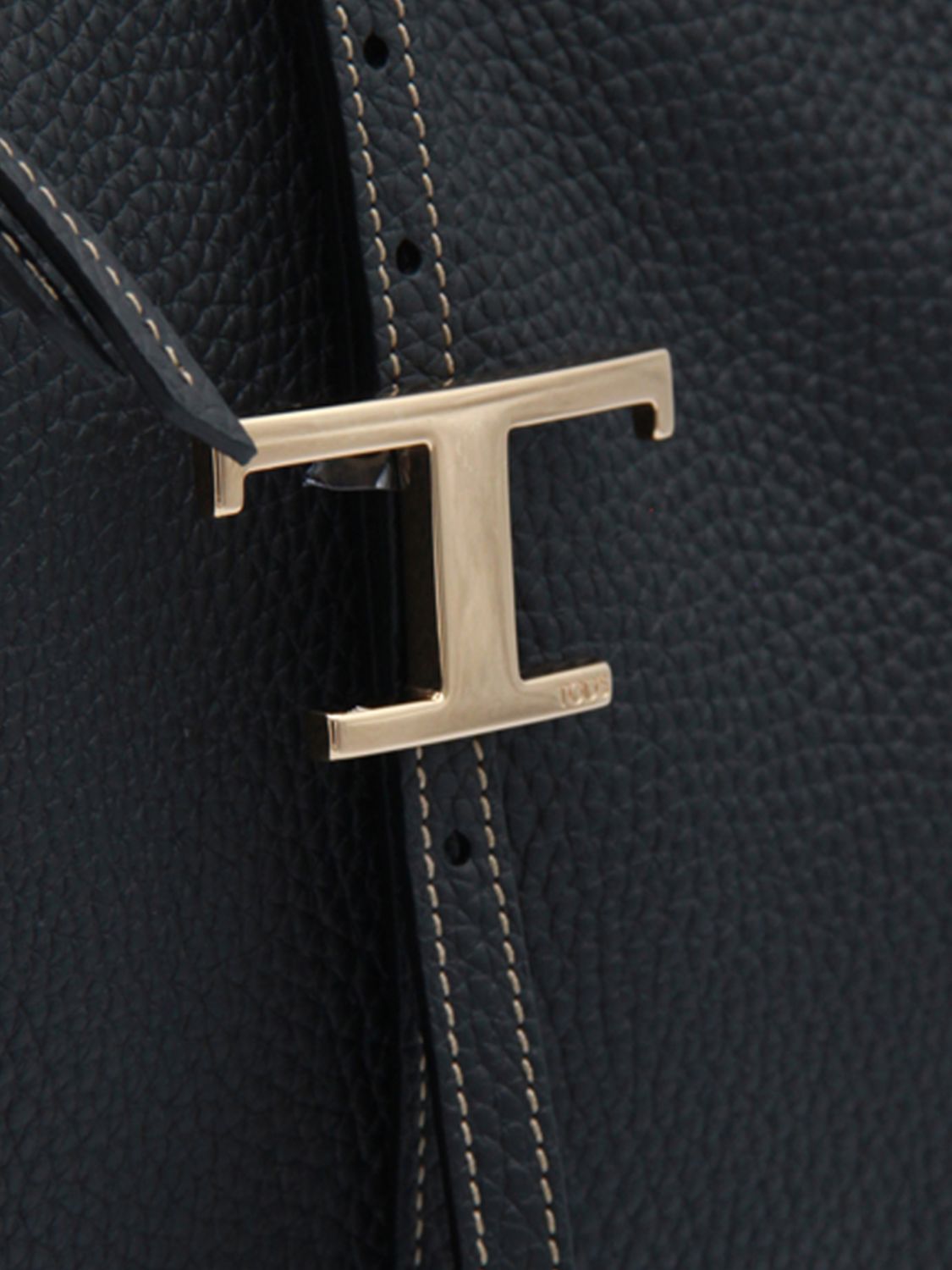 t timeless grained leather shoulder bag with zip closure