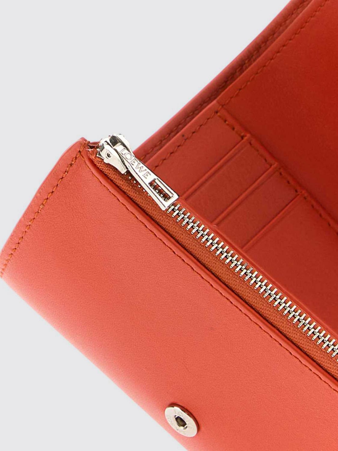 pebble tri-fold wallet in calf leather with metal logo