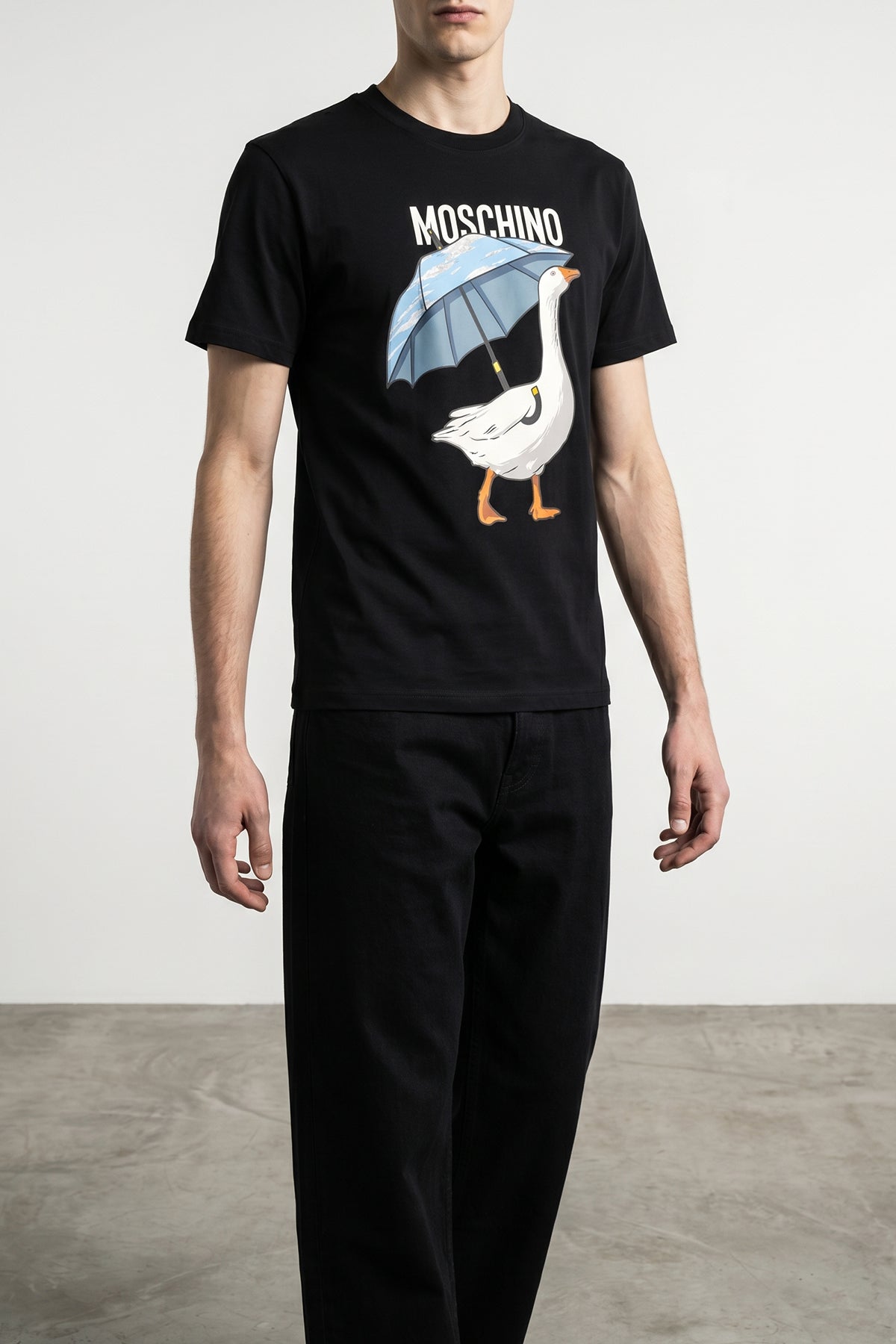moschinos goose t-shirt features a classic silhouette enriched