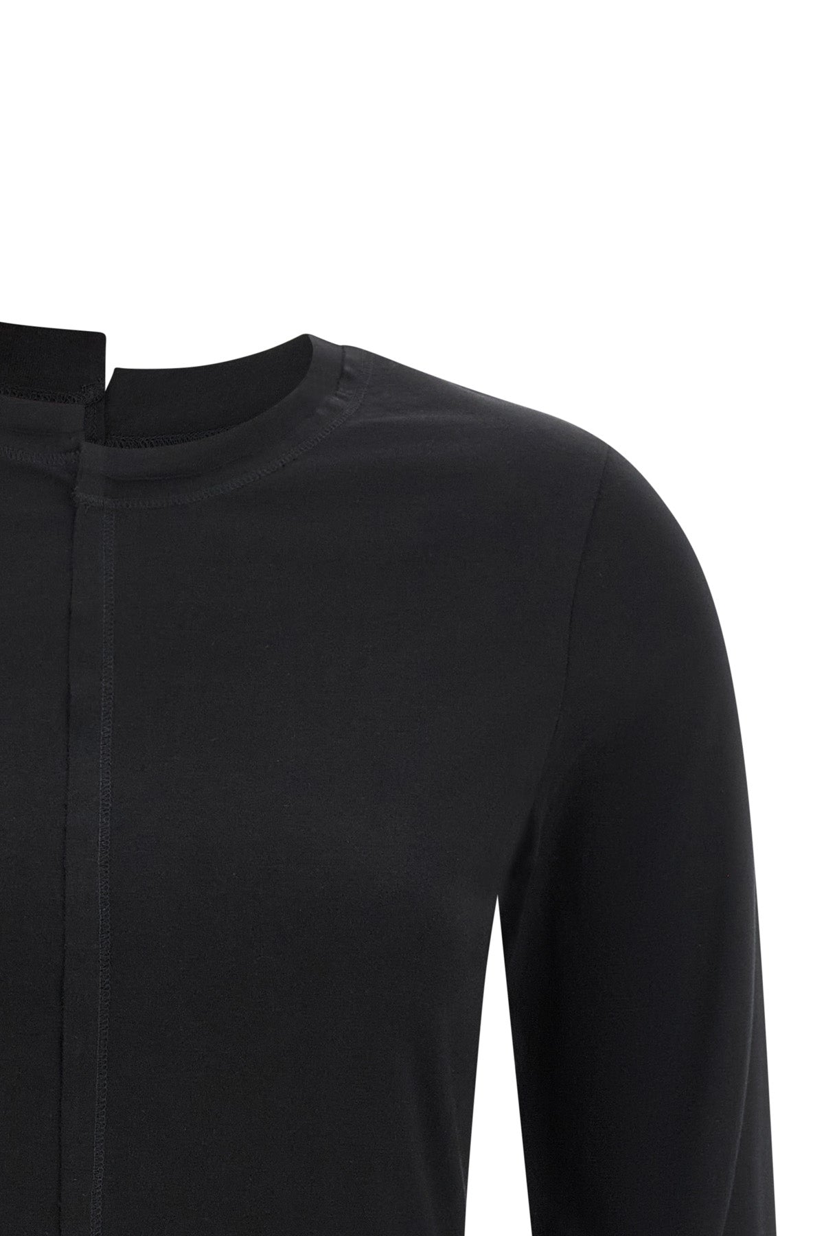 the t-shirt y-3 redefines the classic long-sleeved model through a deconstructed