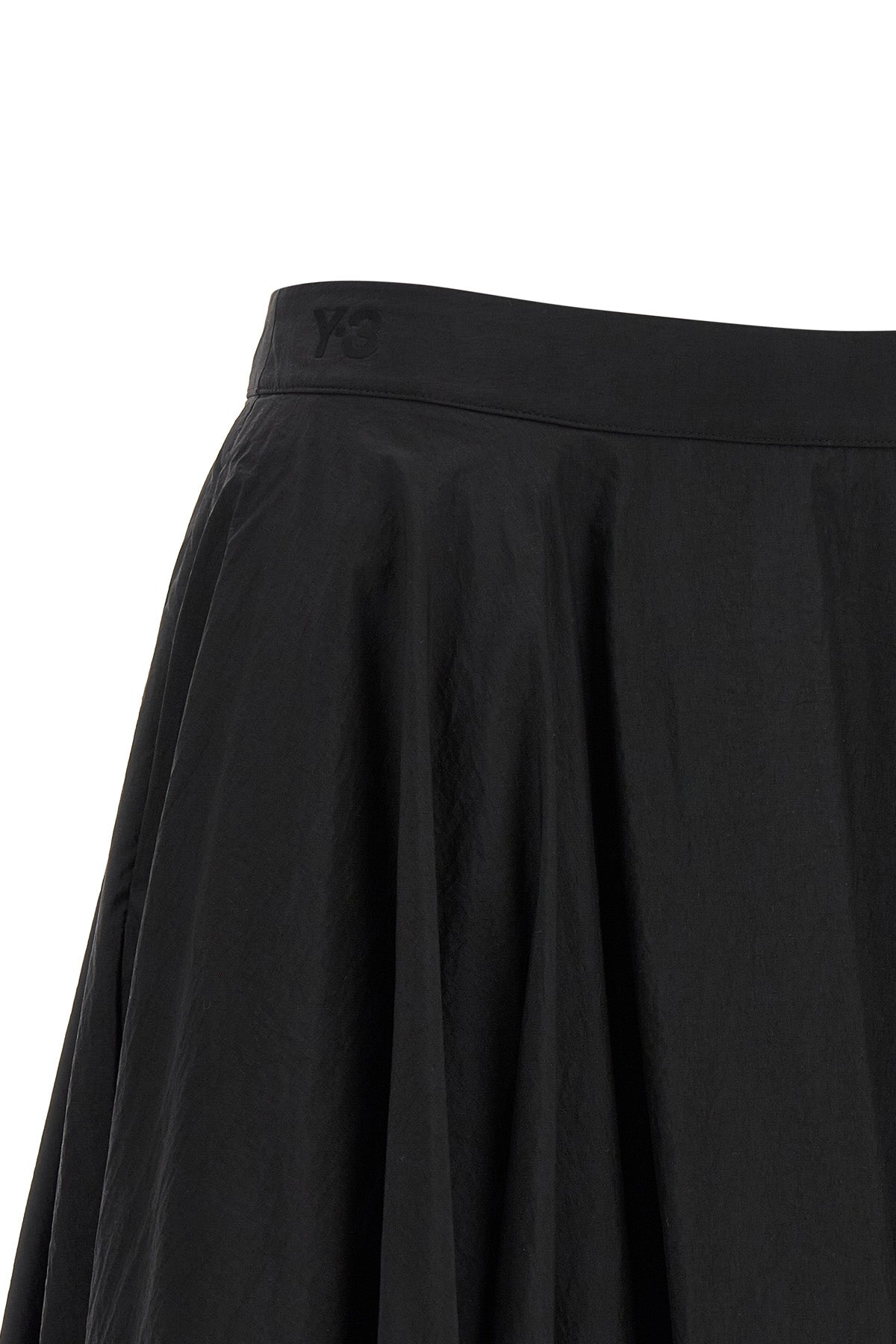 the long skirt y-3 gradient 3-stripes redefines the volumes of the contemporar