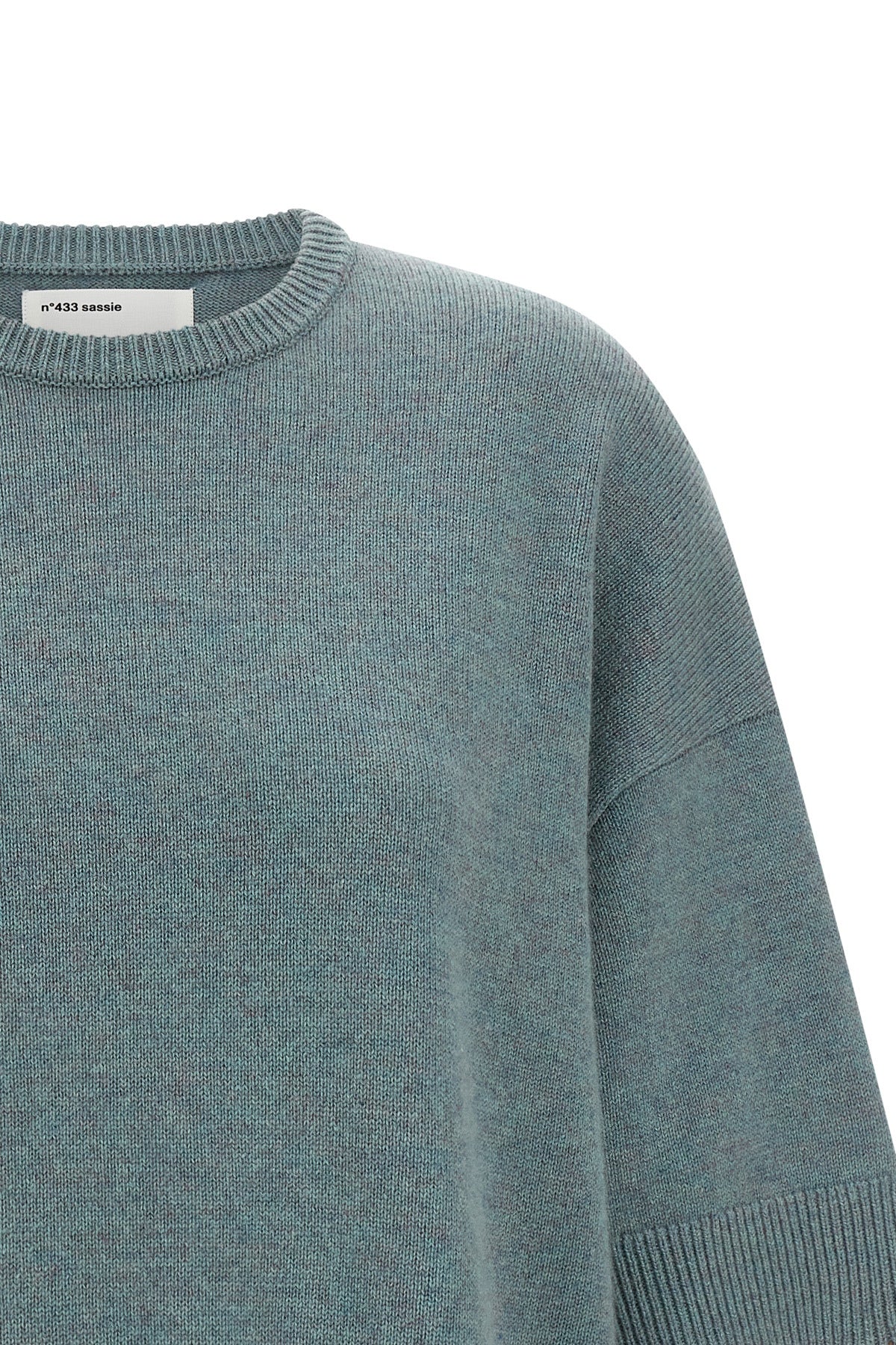 the extreme cashmere n°433 sassie crew neck sweater defines a relaxed silhouet