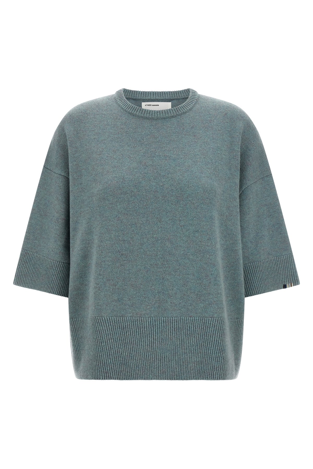 the extreme cashmere n°433 sassie crew neck sweater defines a relaxed silhouet