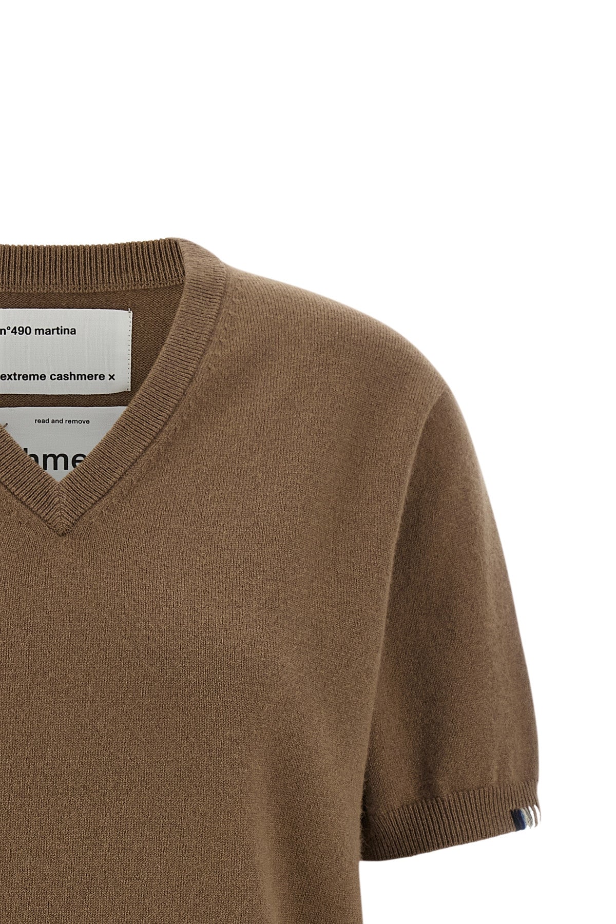 the extreme cashmere n°490 martina short-sleeved sweater stands out for its re