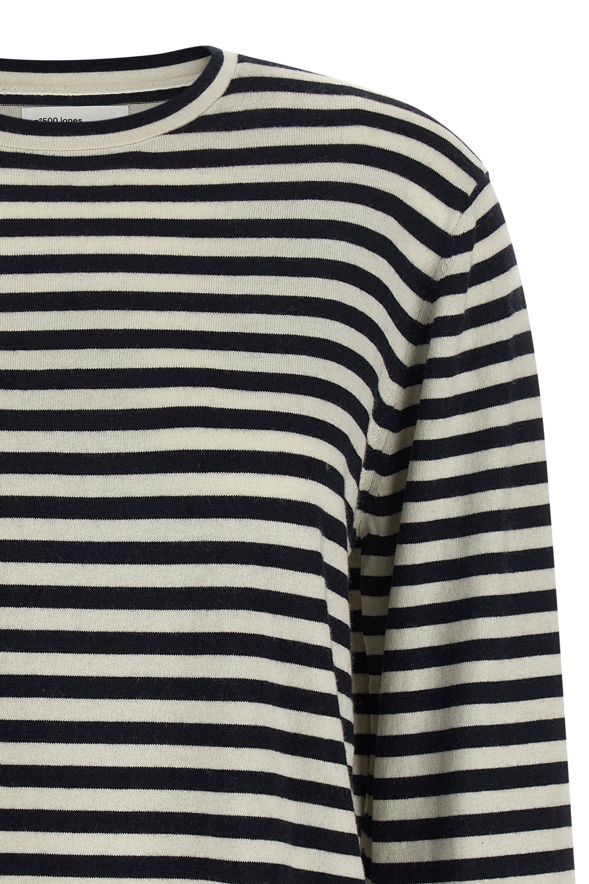 the jones extreme cashmere n°500 sweater is made of a fine yarn that combines th