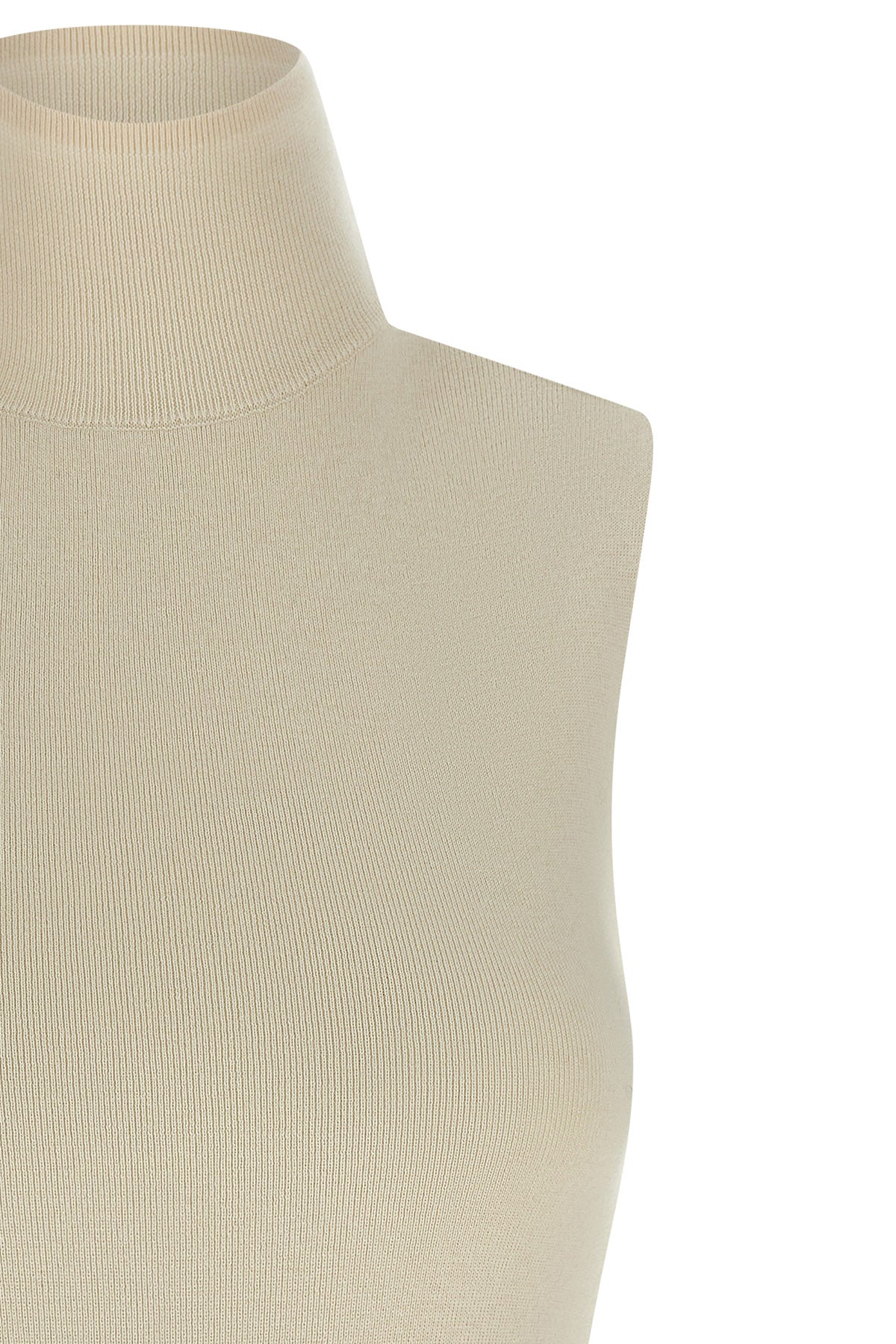 the collarbone extreme cashmere n° 502 sleeveless top redefines everyday eleganc