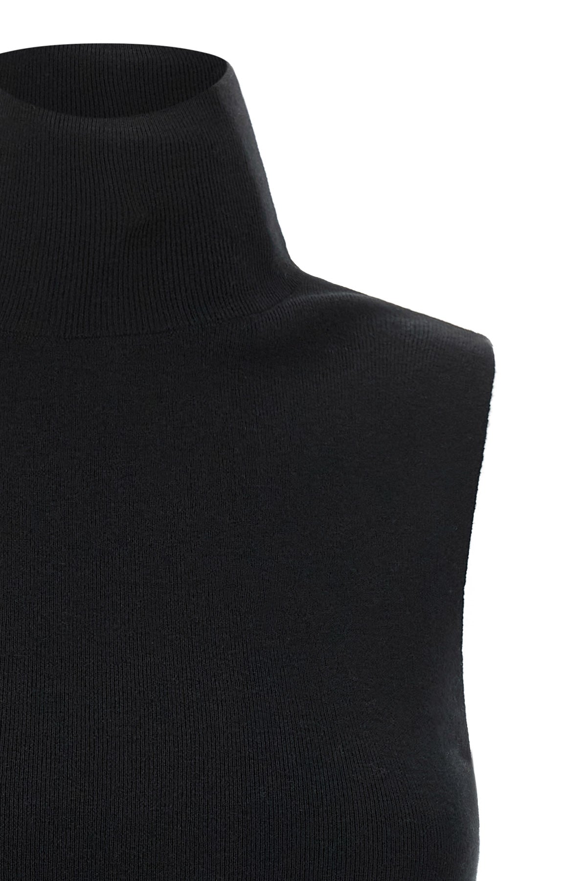 the extreme cashmere n°502 collo turtleneck defines a new concept of essential