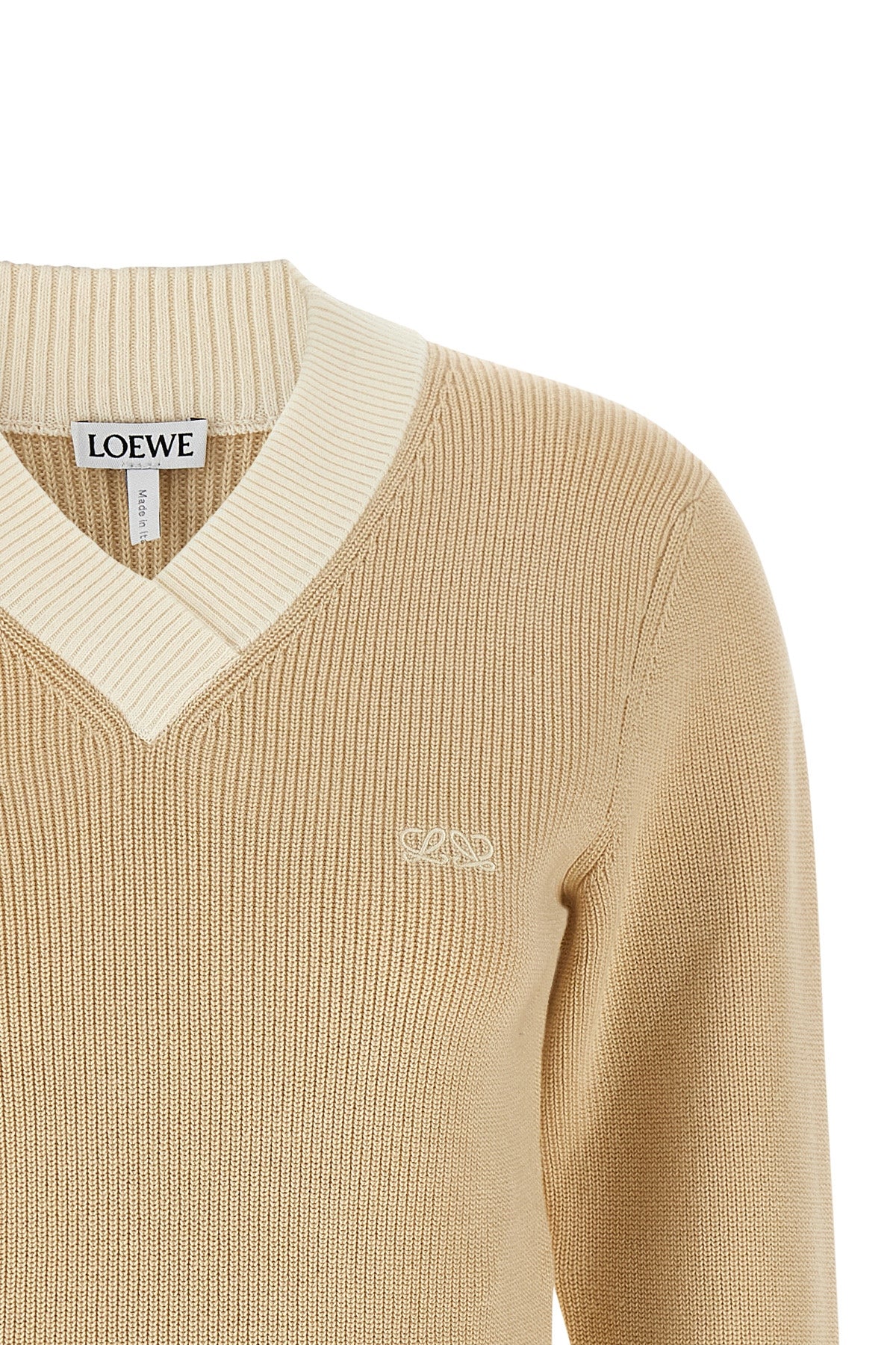 the loewe sweatshirt is distinguished by a sartorial construction in a fine cott