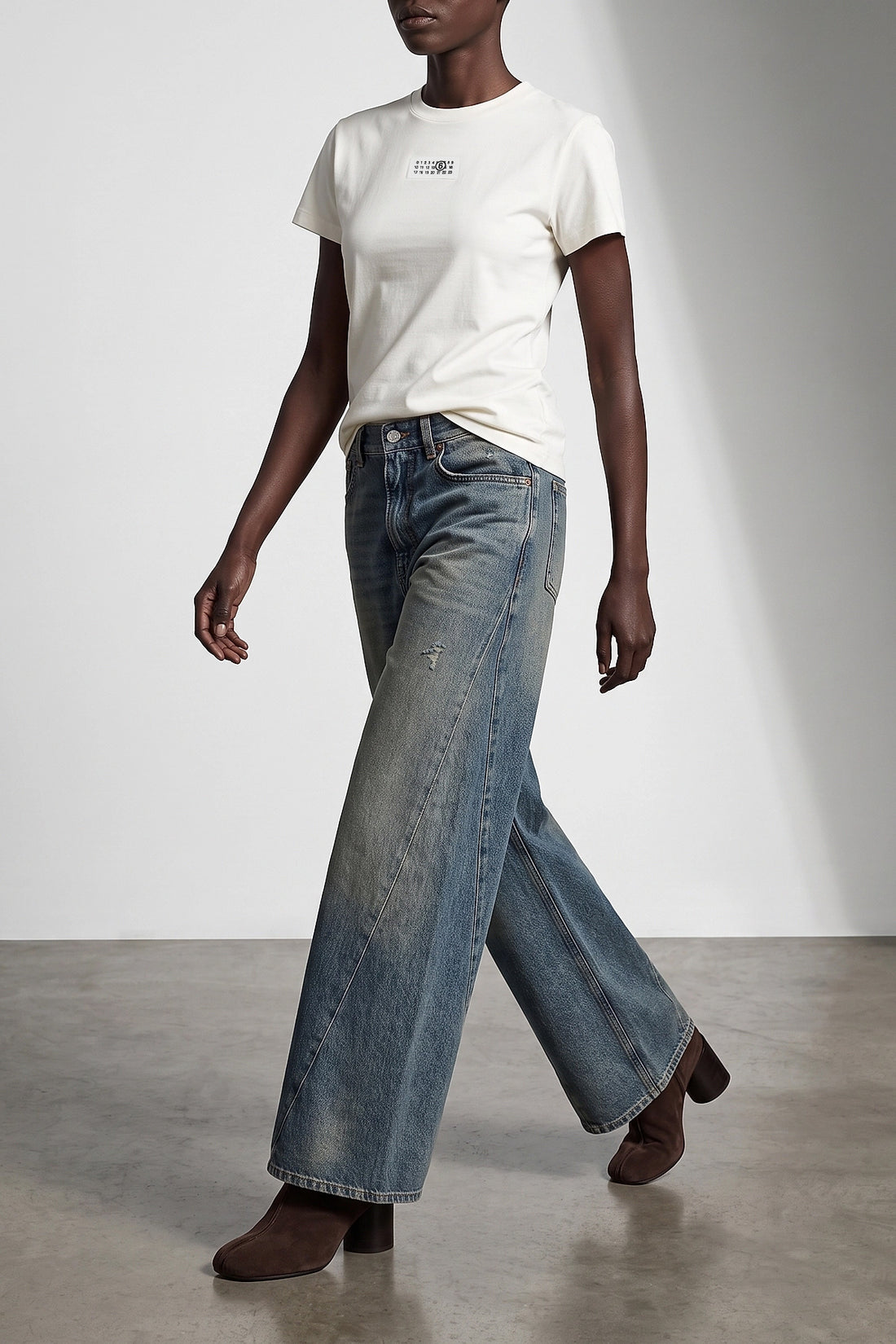 MM6 L the mm6 maison margiela t-shirt stands out for its essential construction in pur