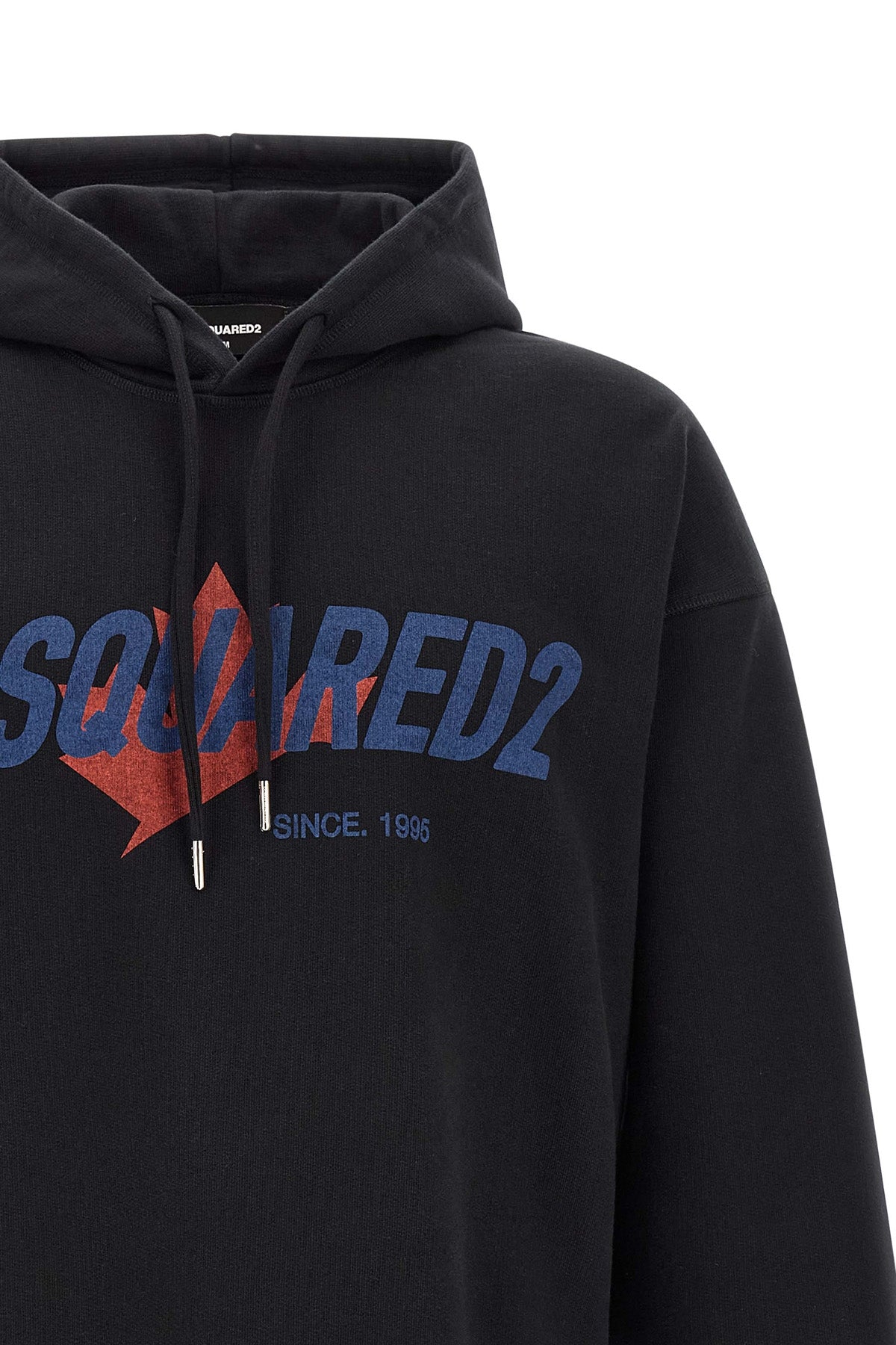 the dsquared2 sweatshirt defines an urban aesthetic through calibrated volumes