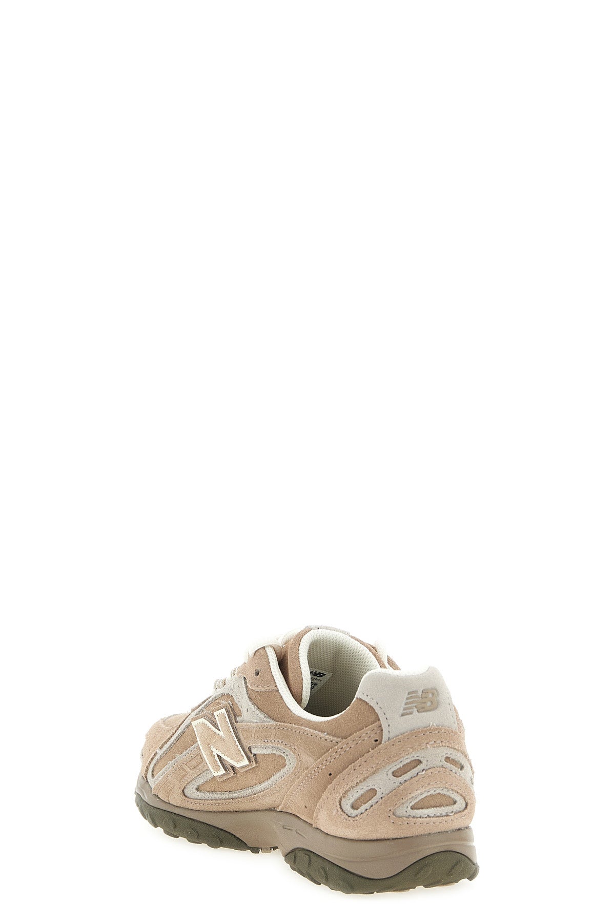 the new balance 204l sneakers redefine sporty aesthetics through a low-top sil