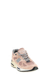 the new balance made in uk 991v2 sneakers stand out for a structured silhouett