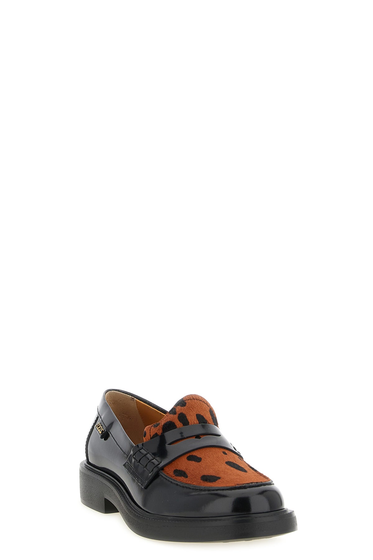 the tods moccasins has a structured construction that blends classic elegance