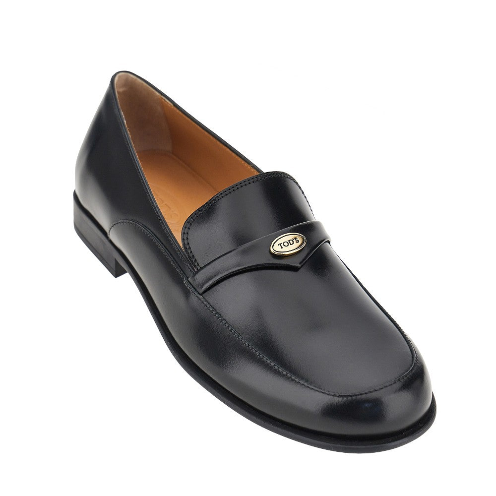 leather loafers with logo medal